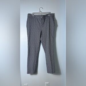 Crown & Ivy Navy & White floral Fan Print Capri. EXC